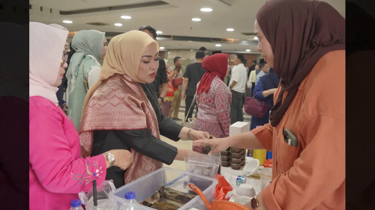 Ny. Lise Eka Putra diantara tampilan produk kuliner khas Tanah Datar